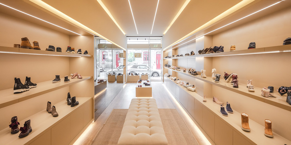 由安家康集團提供的現代鞋店裝修設計方案.